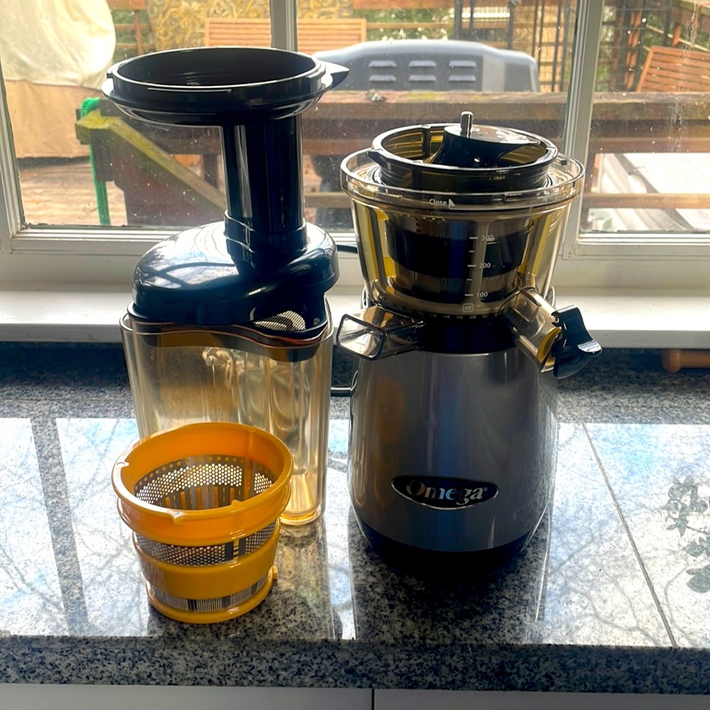 Juicer!!!! Omega VRT400 HDS Masticating juicer